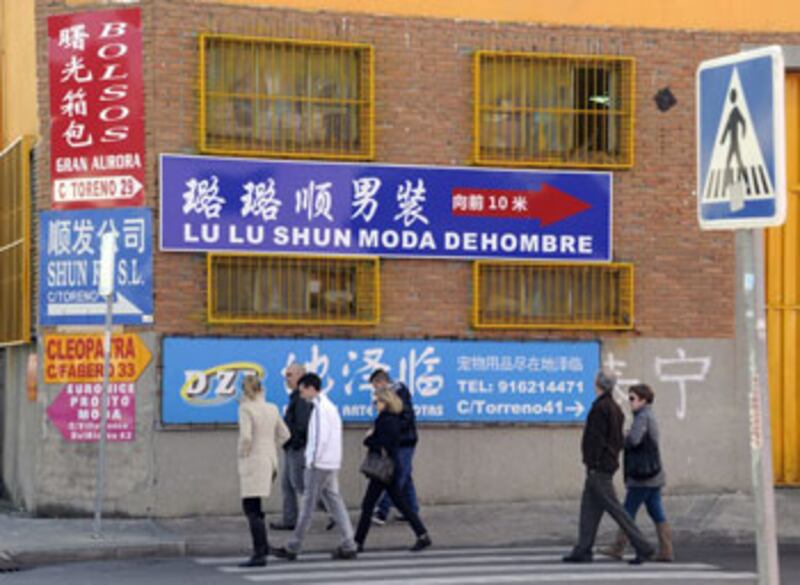 西班牙首都馬德里Cobo Calleja區街頭中國商號的店牌。(法新社2012年3月6日圖片)