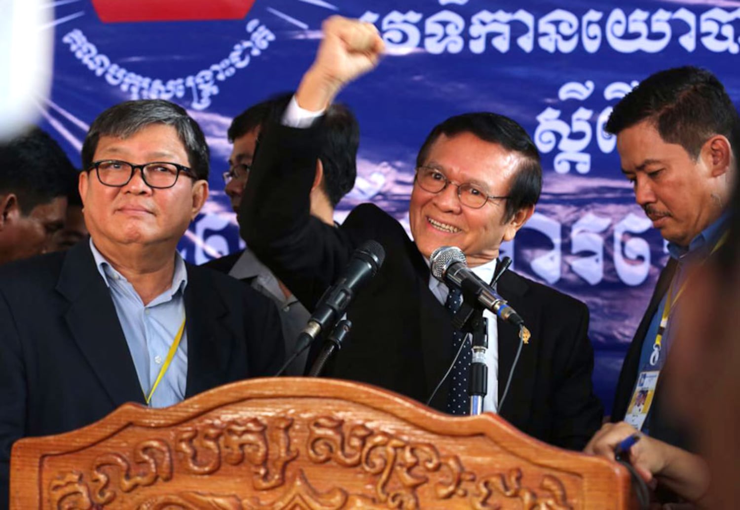 ប្រធាន​ស្ដីទី​គណបក្ស​សង្គ្រោះ​ជាតិ លោក កឹម សុខា (រូប​លើកដៃ) ថ្លែង​ទៅ​កាន់​សកម្មជន​របស់​លោក នា​ទីស្នាក់ការ​កណ្ដាល នា​សង្កាត់​ចាក់អង្រែលើ រាជធានី​ភ្នំពេញ កាល​ពី​ព្រឹក​ថ្ងៃ​ទី​៩ កញ្ញា ឆ្នាំ​២០១៦។  RFA/Brach Chev