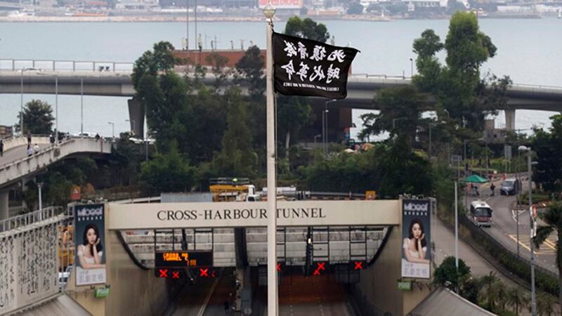 香港理工大学校园内飘扬的“光复香港、时代革命”旗帜(美联社)