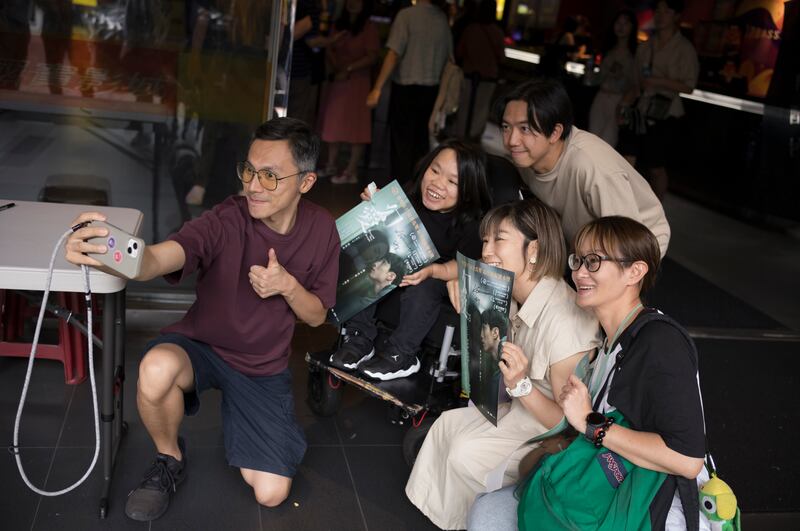 周冠威在戲院與觀眾對談也成了奢侈,香港人以不同形式在海外「如常生活」。(陸南才攝)
