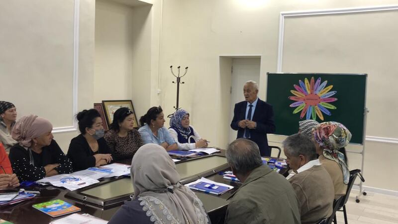 ئۇيغۇر ئاكادېمىيەسى مۇئاۋىن رەئىسى ئەكبەرجان باۋۇدۇنوف دەرس سۆزلەۋاتىدۇ.، 2023-يىلى 23-سېنتەبىر، بىشكەك