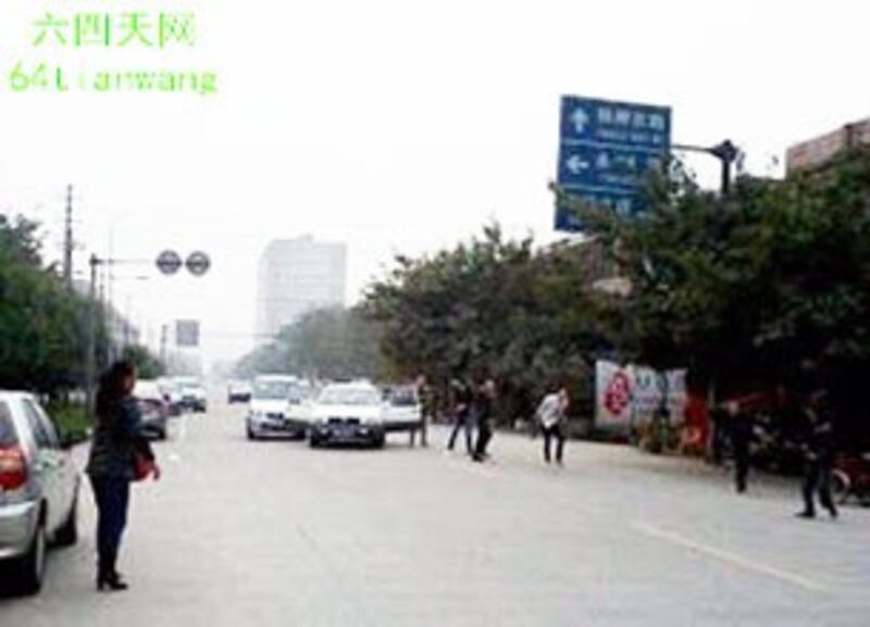 图片：失地农民杨成状告成都市温江区公安局案开庭，现场砍伤1人。（六四天网）