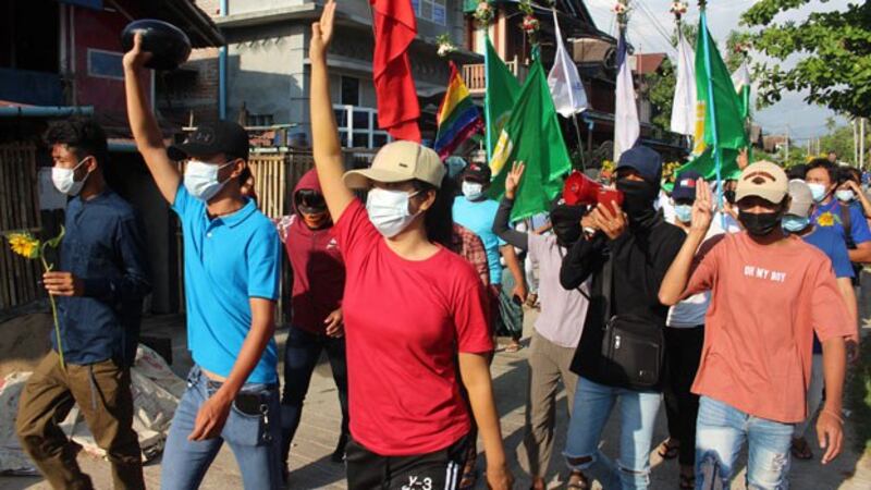 myanmar-anti-coup-protesters-dawei-thanintharyi-apr21-2021.jpg