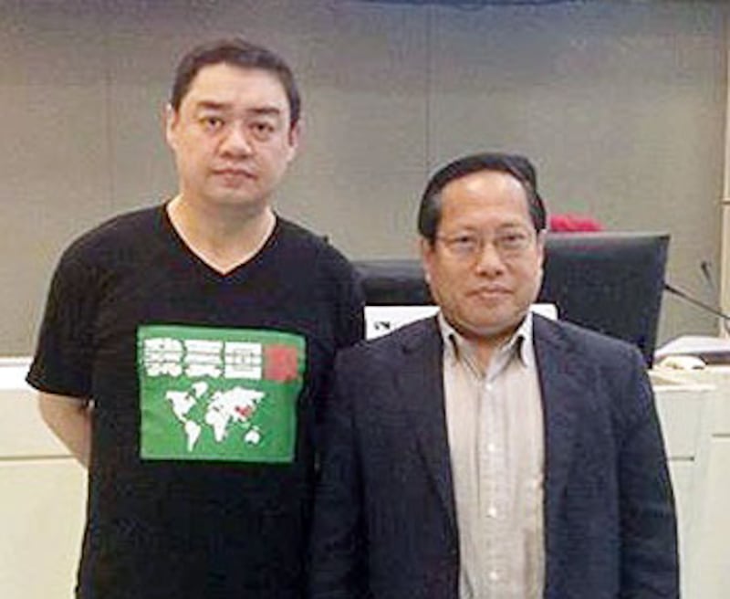 11月25日,吾爾開希與香港立法會議員、民主黨成員何俊仁,今早在台北一起搭機來香港。(照片來自支聯會)