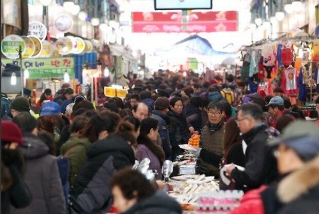 설을 나흘 앞둔 4일 세종시 조치원읍 세종시전통시장이 설준비에 나선 시민으로 붐비고 있다.