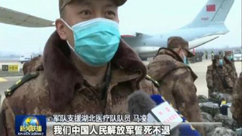 解放军4,000多名医护人员驰援武汉。（视频截图）