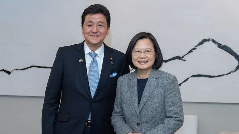 蔡英文12日下午在官邸接见日本首相安倍晋三胞弟、 众议员岸信夫。（取自总统府官网）