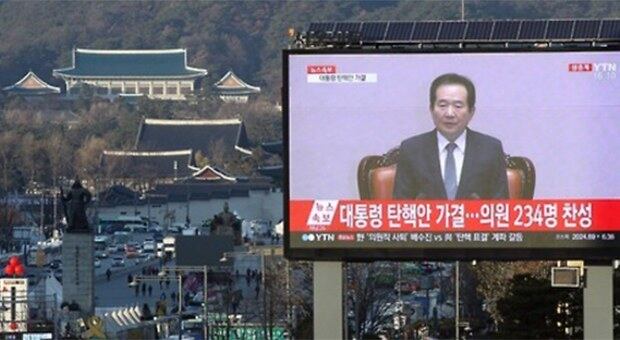 9일(현지 시간) 서울 중구 프레스센터 앞 전광판에 박근혜 대통령 탄핵소추안 표결 중계방송이 나오고 있다.
