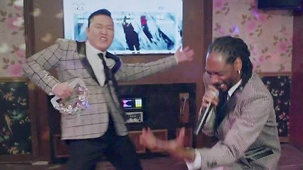 가수 싸이가 자신의 노래 '행오버(HANGOVER)' 뮤직비디오에서 미국의 유명 힙합 뮤지션 스눕독과 함께 노래방에서 춤추며 노래 부르는 모습.