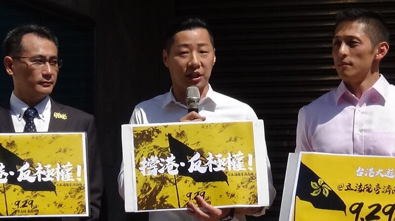立法委员林昶佐（中）质疑不跟香港人站在一起就是跟中国政府站在一起。（记者夏小华摄）