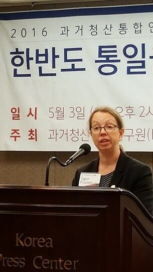 시나 폴슨 서울 UN인권사무소장이 3일 서울 프레스센터에서 열린 ‘한반도 통일을 위한 과거청산의 의의와 과제’에 관한 토론회에서 기조연설을 하고 있다. 