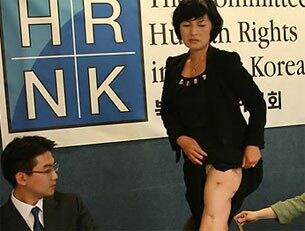 2009년 4월 워싱턴 DC 내셔널프레스센터에서 탈북여성이 '북한인권위원회'가 주최한 북한여성 인신매매 인권보고서 기자회견장에서 증언하고 있다.