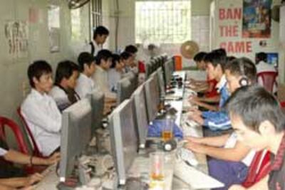 Một tiệm internet và game online ở Hải Phòng, ảnh chụp hôm 27/04/2010. Photo by Tyler Chapman/RFA.