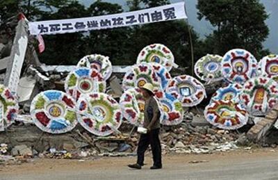 图片:因地震导致危楼坍塌而失去孩子的家长悼念亲人(6月4日法新社)