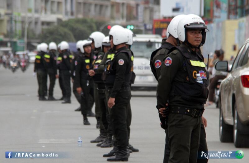 កម្លាំង​សមត្ថកិច្ច​ប៉ូលិស​ពង្រាយ​នៅ​មុខ​សាលា​ដំបូង​រាជធានី​ភ្នំពេញ ថ្ងៃ​ដែល​តុលាការ​សាកសួរ​តំណាង​រាស្ត្រ​គណបក្ស​សង្គ្រោះ​ជាតិ ៥​នាក់ កាល​ពី​ថ្ងៃ​ទី​១៧ ខែ​កក្កដា ឆ្នាំ​២០១៤។