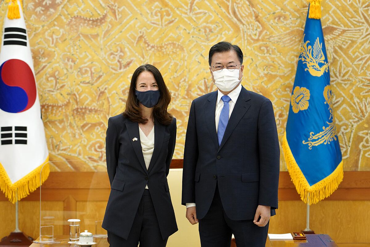 애브릴 헤인스 미국 국가정보국 국장이 14일 오후 한국 청와대에서 문재인 한국 대통령을 예방했다.
