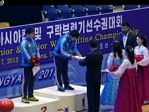 평양역도대회에 참가한 한국 역도선수단 김우식(19·수원시청)과 이영균(19·고양시청)이 각각 1등과 2등을 해 시상대에서 메달을 받는 모습.