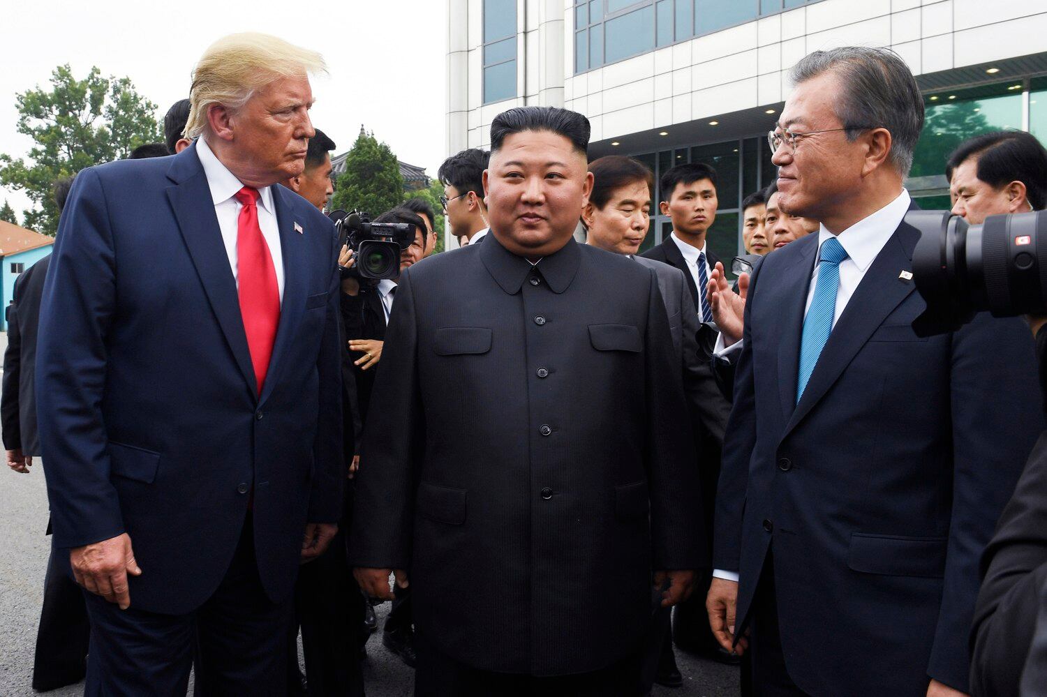 지난 2019년 판문점에서 문재인 대통령, 트럼프 대통령, 김정은 위원장이 만나는 모습.