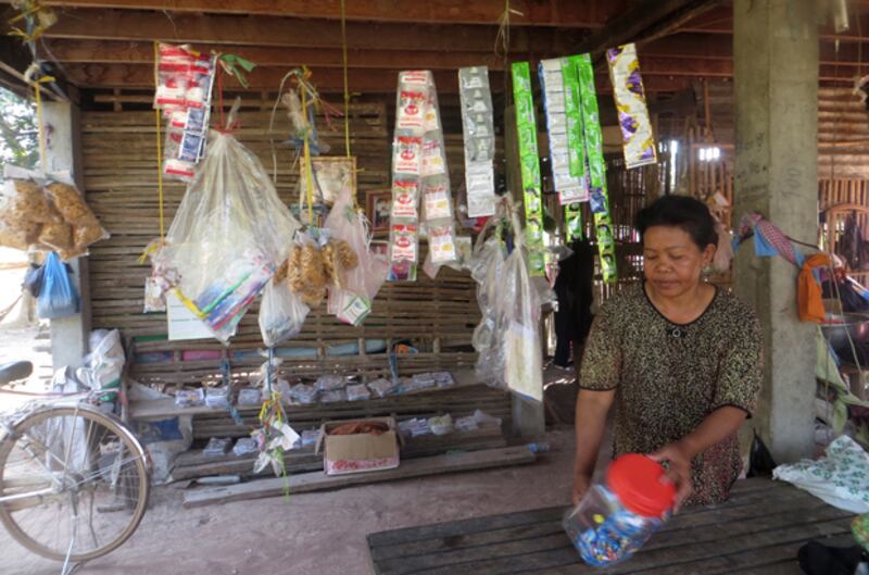 លោកស្រី ម៉ម វុទ្ធី បង្ហាញ​ពី​របរ​លក់​ចាប់ហួយ​បន្តិចបន្តួច​នៅ​ផ្ទះ នៅ​ភូមិ​គុស ឃុំ​គុស ស្រុក​ត្រាំកក់ ខេត្ត​តាកែវ កាល​ពី​ថ្ងៃ​ទី​១២ ខែ​កុម្ភៈ ឆ្នាំ​២០១៥។ 