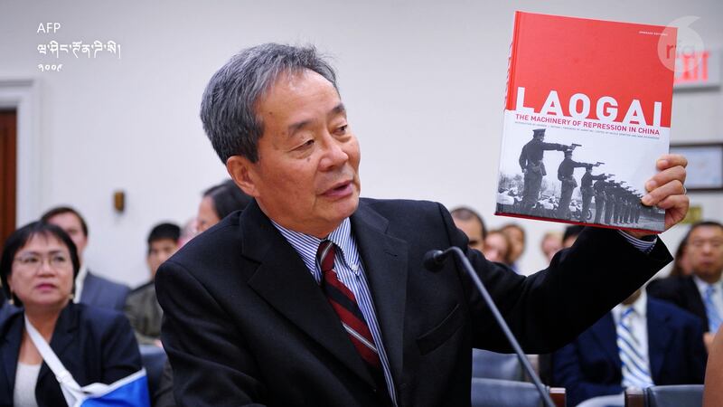 རྒྱ་ནག་གི་ཆབ་སྲིད་བཙོན་ཟུར་ཧེ་རི་ཝུ་ཡིས་ངལ་རྩོལ་རྭ་བའི་ནང་གི་གནས་སྟངས་འགྲེལ་བརྗོད་བྱེད་བཞིན་པ།