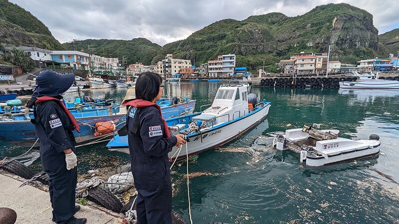 陈思颖(右)从自掏腰包到群众募资,不断研发提升海洋吸尘器“湛斗机”的收垃圾能力。(陈思颖提供)