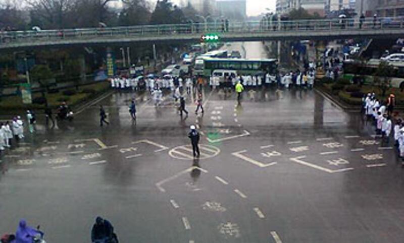 2012年12月26日，三百名安徽銅陵有色職工總醫院的醫護人員，不滿院方不正視薪酬待遇不公問題，圍堵公路交通表示抗議。（銅陵有色職工總醫院醫護人員李小姐提供）