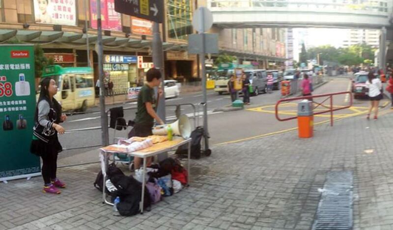 2014年11月23日，學民思潮在港鐵寶琳站擺街站時，被人擲水袋。（學民思潮提供）