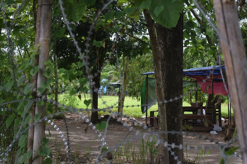 ဘုရားသုံးဆူစစ်ဆေးရေးဂိတ်အနီး မြန်မာစစ်တပ် ကင်းစခန်းတစ်ခုကို ၂၀၂၄ ခုနှစ် သြဂုတ်လ ၁၈ ရက်နေ့က တွေ့ရစဉ်။ အဆိုပါစခန်းသည် စစ်ကောင်စီ၏မဟာမိတ်ဖြစ်သော ဒီမိုကရက်တစ် တိုးတက်သော ဗုဒ္ဓဘာသာ ကရင်တပ်မတော်- DKBA ထိန်းချုပ်နယ်မြေအတွင်း တည်ရှိသည်။ (Kiana Duncan/RFA)