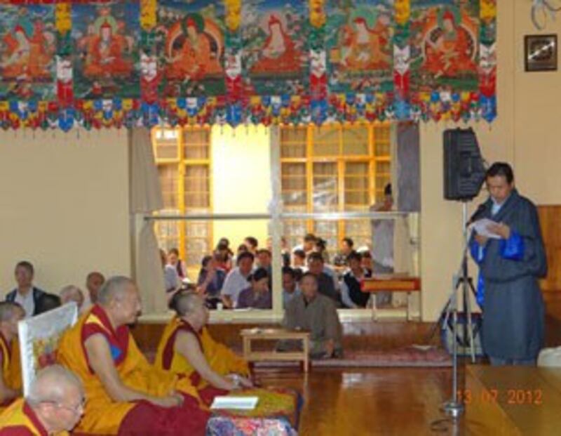 图片：藏人行政中央卫生部部长次仁旺久7月13日代表内阁宣读最新自焚事件声明。（记者丹珍拍摄）