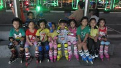 Các em thiếu nhi tại một sân patin của Thiên Kha. 