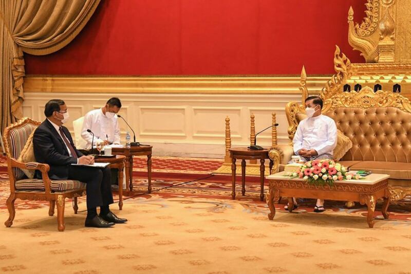 အာဆီယံအထူးကိုယ်စားလှယ် Prak Sokhonn နှင့် ဗိုလ်ချုပ်မှူးကြီး မင်းအောင်လှိုင် ၂၀၂၂ ခုနှစ် မတ်လ ၂၁ ရက်နေ့က နေပြည်တော်မှာ တွေ့ဆုံစဉ်။ (Photo: Myanmar Military)