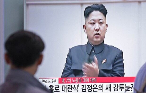 6일 오후 서울역에서 시민이 북한의 제7차 노동당 대회 개최를 전하는 뉴스를 보고 있다. 