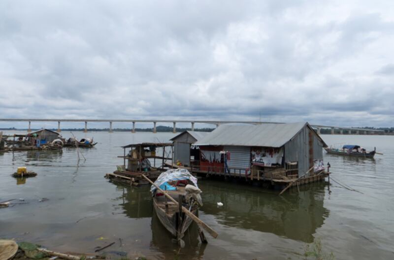 ផ្ទះ​ទឹក​របស់​ជនជាតិ​វៀតណាម ដែល​បណ្ដែត​តាម​ទន្លេ​ក្បែរ​ស្ពាន​មេគង្គ​ថ្មី ក្នុង​ក្រុង​ស្ទឹងត្រែង ខេត្ត​ស្ទឹងត្រែង។ រូបថត​កាល​ពី​ថ្ងៃ​ទី​១៦ ខែ​មិថុនា ឆ្នាំ​២០១៥ 