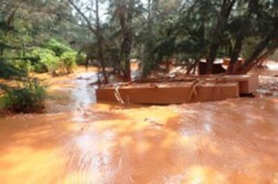 Hồ chứa bùn đỏ thuộc địa phận xã Thuận Quí, huyện Hàm Thuận Nam, tỉnh Bình Thuận bị sự cố vỡ bờ moong, tức là hồ chứa đã khiến cho bùn đỏ tràn ngập khắp nơi vào ngày 18 tháng 11 năm 2013. RFA PHOTO.