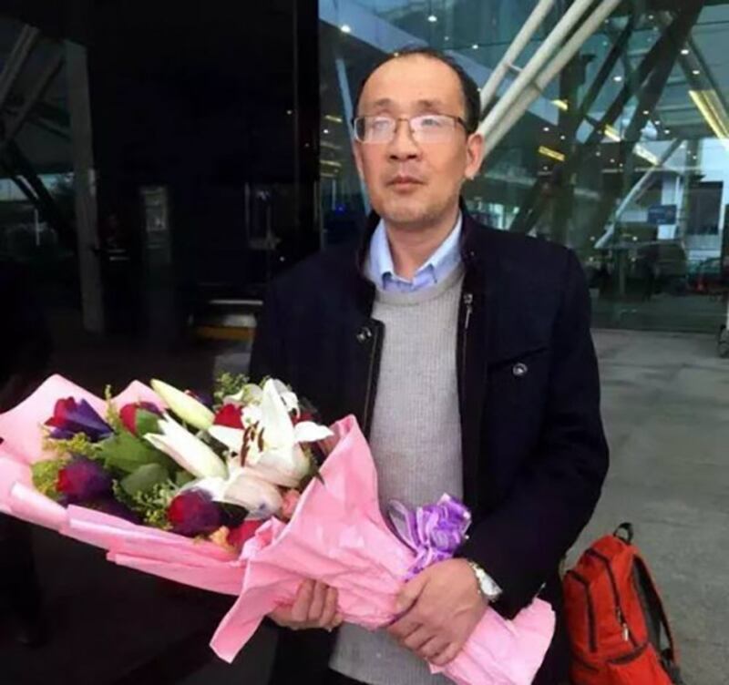 2016年老木回国在机场的照片，手中捧着他妹妹献上的鲜花（网络照片）
