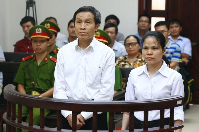 Hình minh hoạ. Tác giả Nguyễn Hữu Vinh (Anh Ba Sàm) và trợ lý là Nguyễn Thị Minh Thuý (phải) tại toà án ở Hà Nội hôm 22/9/2016.