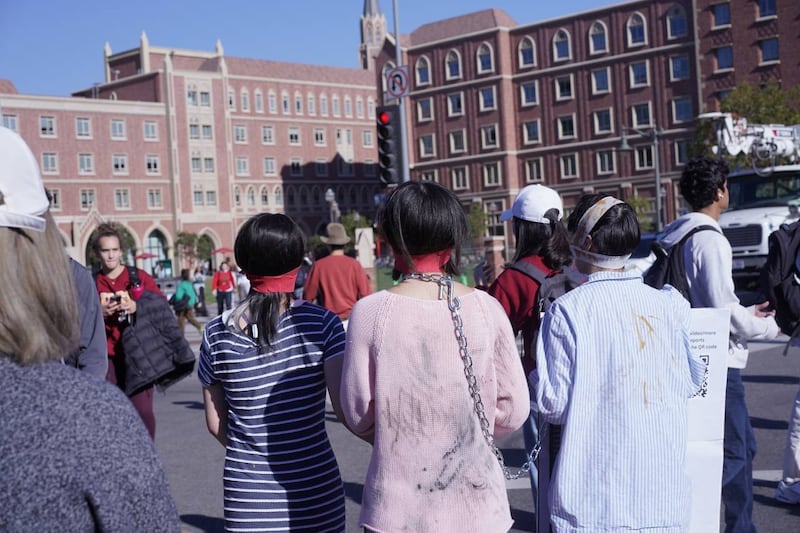 2022年11月14日,W女士和她的朋友们在洛杉矶的南加州大学校园内进行以徐州铁链女事件为主题的行为艺术活动。(W女士提供)