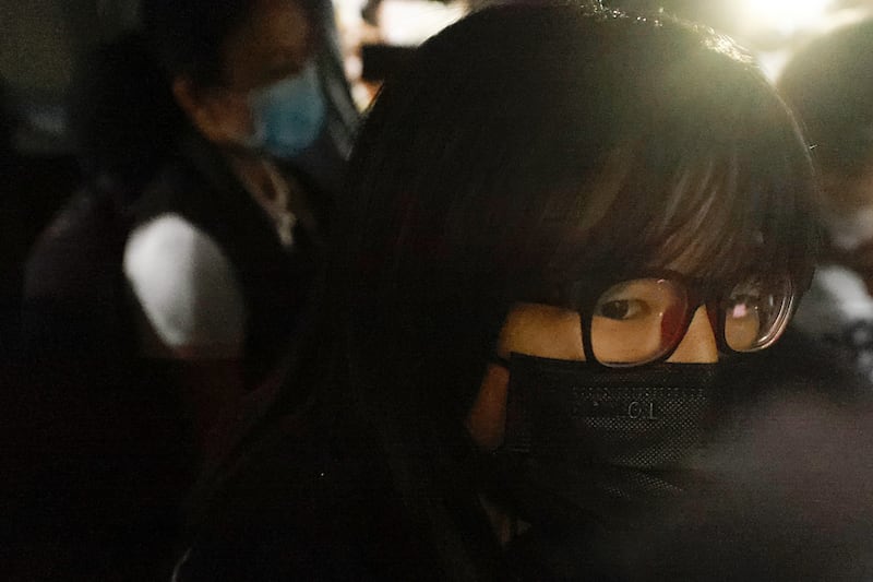 鄒幸彤被從後扣上手銬，押上警方車輛帶走。（路透社）