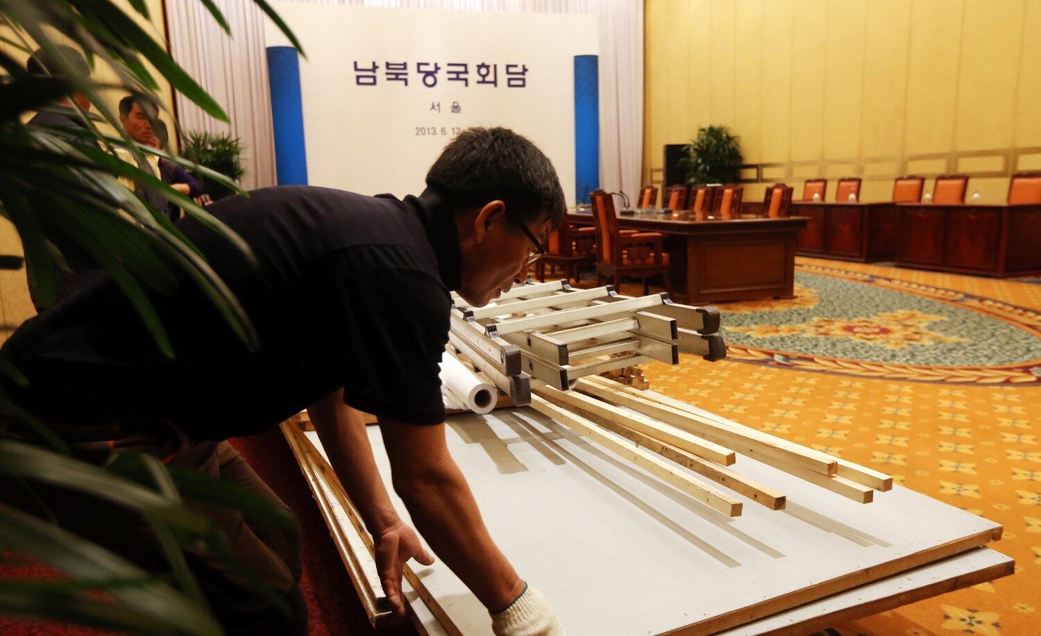 남북 양측이 당국회담 수석대표 '격(格)'을 놓고 절충점을 찾지 못함에 따라 12일 열릴 예정이던 회담이 무산됐다. 사진은 11일 오후 회담 장소인 서울 서대문구 홍은동 그랜드힐튼호텔에서 현수막 설치 작업팀이 철수하는 모습.