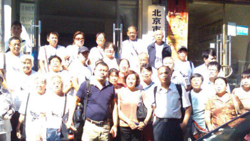 2014年9月15日，杭州律師王成(中間藍衣者)控告全國律協和《法制日報》的案件在北京開庭，獲大批支持者到場聲援。(自陳建剛律師微信)