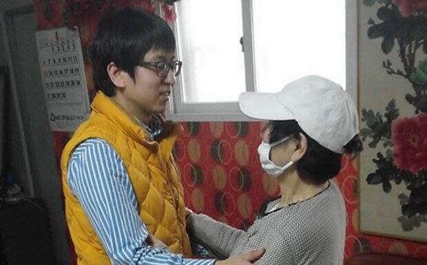 서울 중랑구 중화2동에 사는 할머니와 그를 돕는 박수화 사회복지사. 