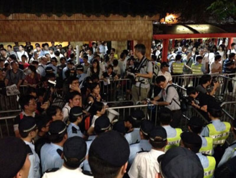 6月25日，有被徵地的村民要求入場參與諮詢會被拒，在場外鼓譟，職員及警察在場戒備，防止對方闖入。（參與者提供）