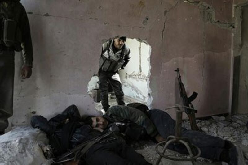 Lữ đoàn Failaq al-Rahman nghỉ ngơi trong một tòa nhà trong khu vực Ghouta phía đông, ở ngoại ô thủ đô Damascus, vào ngày 28 tháng 2 năm 2016. 