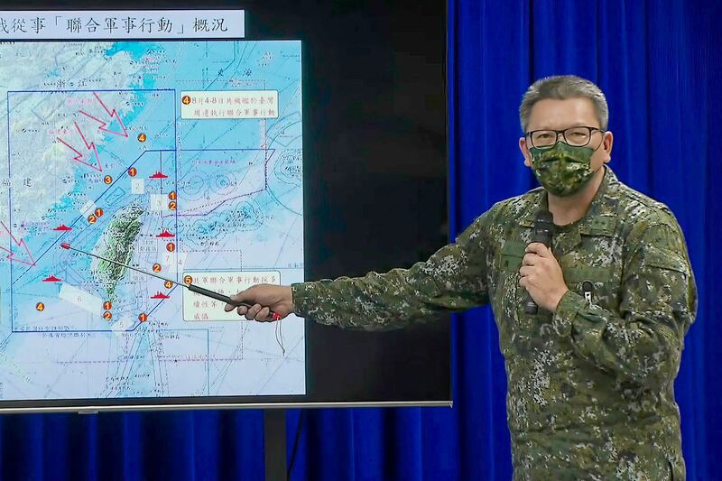 情報次長室次長顏有賢：只要共軍機艦穿越台海中線、進入應變區，除了廣播警告驅離外，還配合陸基、岸置防空飛彈追監。（國防部提供）