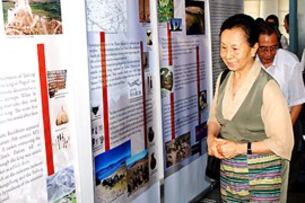 བཞུགས་སྒར་དུ་ཕྱི་དྲིལ་བཀའ་བློན་མཆོག་གིས་བོད་ཀྱི་ལོ་རྒྱུས་དང་འབྲེལ་བའི་འགྲེམ་སྟོན་དུ་གཟིགས་སྐོར་གནང་བཞིན་པ།