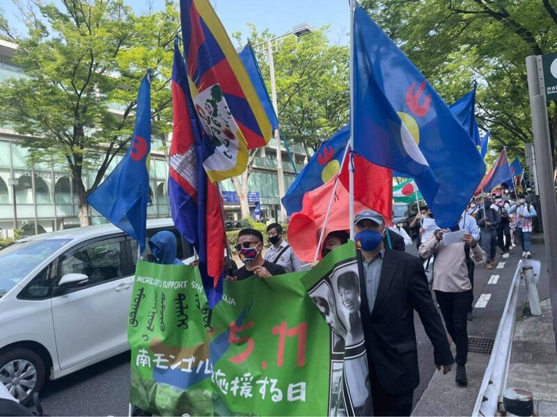 游行示威人士来自日本各地,600人的游行队伍在东京繁华地区沿街高呼口号。(志愿者提供/记者乔龙)