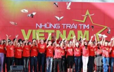 Dàn đồng ca 100 nghệ sĩ hát bài Những Trái Tim Việt Nam. Courtesy of afamily.vn
