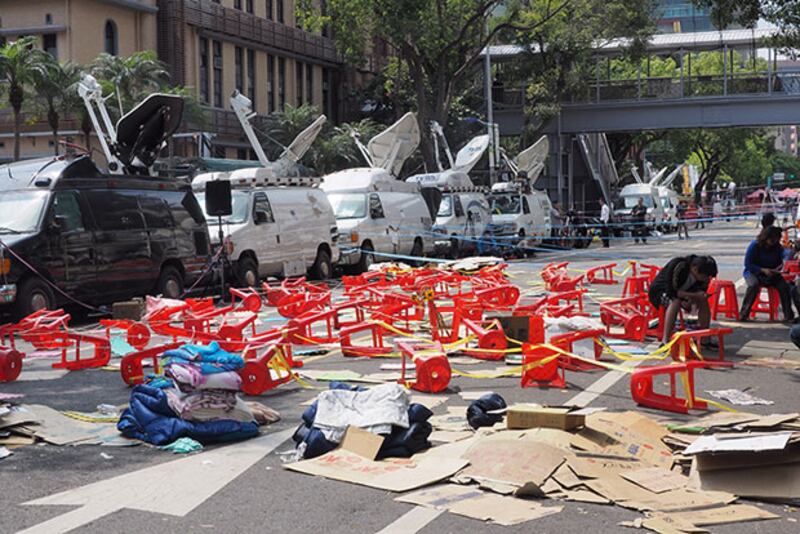 佔領立法院學生怕警方採取驅散行動，用椅子和彩色膠帶在馬路上製造障礙物。（粵語部記者鍾廣政拍攝）