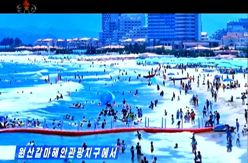 조선중앙TV가 지난 3일 보도한 강원도 원산갈마해안관광지구 해변 모습. 백사장과 바닷가에 피서객들이 가득 들어차 있다.