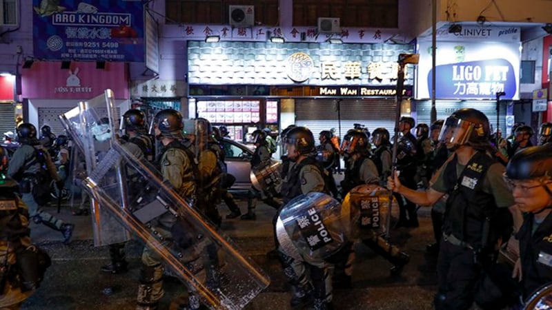 2019年8月17日，香港警察试图驱散集会游行的民众。（美联社）